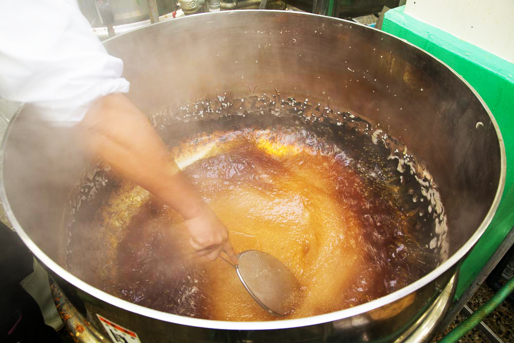 調味料を大鍋で煮立てる